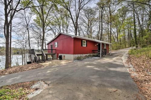 Lavonia House | Lakefront Lavonia Cottage w/2-Story Dock!