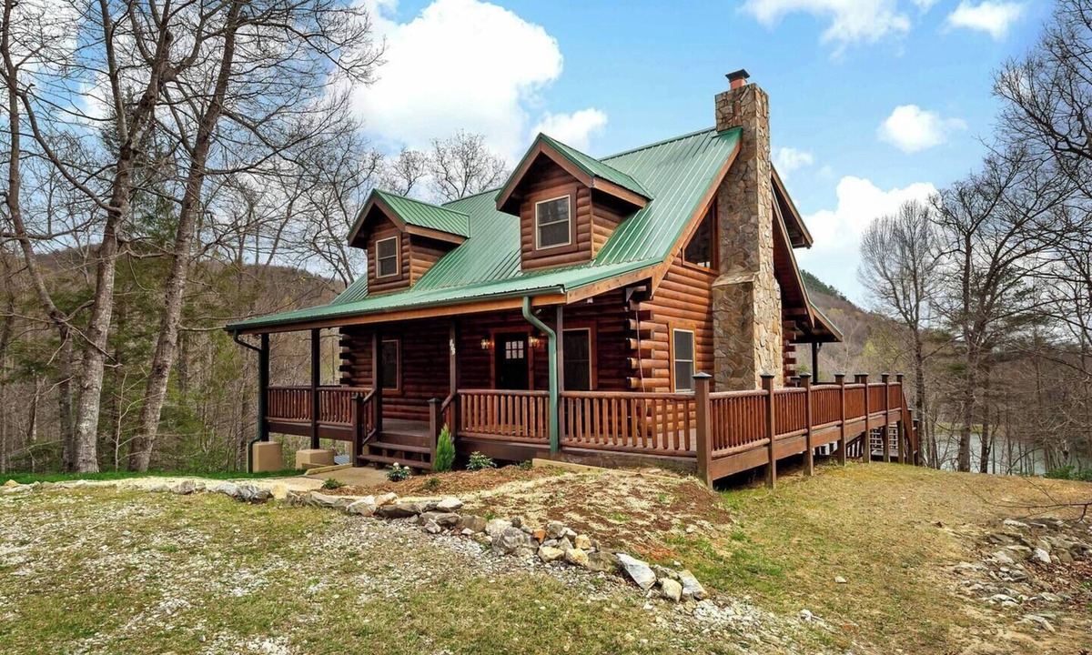 Old Fort Cabin | Lakefront Lodge: 2 King Suites, Game Room, Kayaks & Fire Pit!