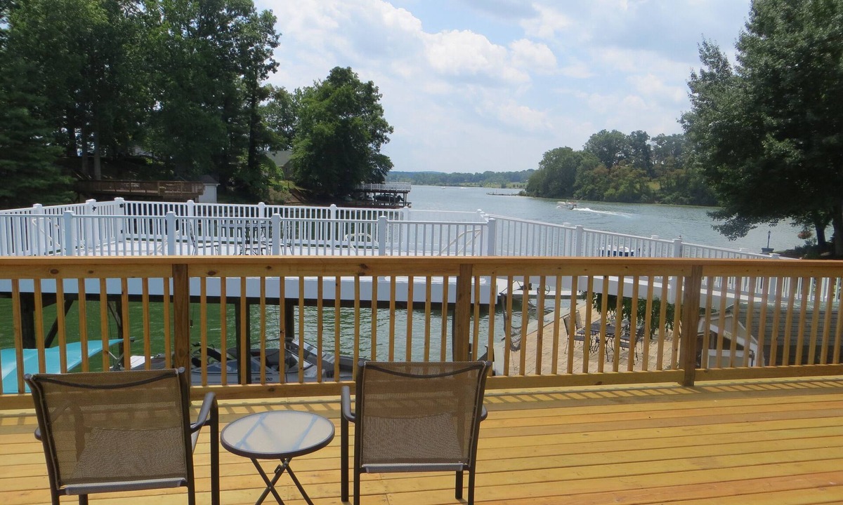 New River House | Lakefront On A Quiet Cove At Claytor Lake. Spring and Summer dates nearly gone!