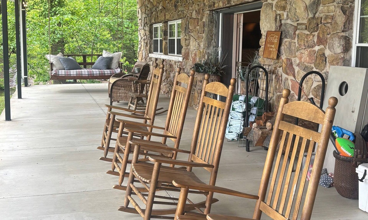Gadsden House | Lakefront Retreat! Unique,Rustic Elegance. Sleeps 15 Dog Friendly/FISHING dream!