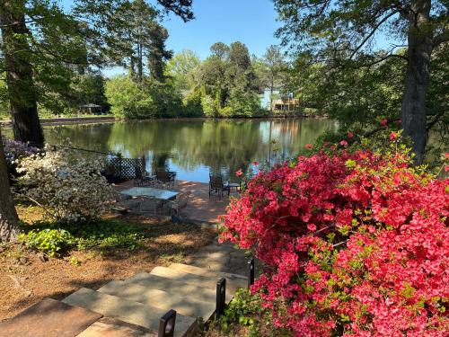 Marietta House | Lakefront Serenity