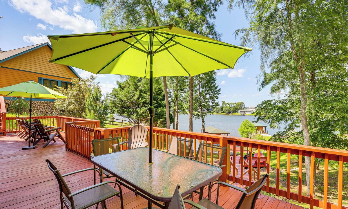 Milledgeville Cottage | Lakefront Sparta Cottage w/Decks & Boat Dock