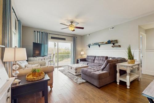 La Follette House | Lakefront Stay Sleeps 4 Decks Pool Golf Clubhouse