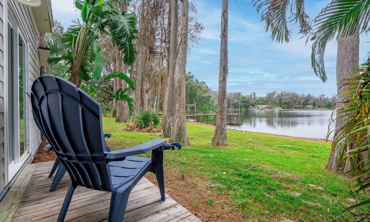 Lutz House | Lakefront Studio - Cozy - Stunning Views