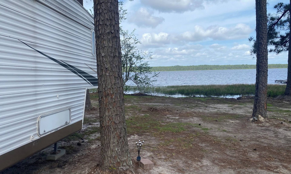 Hartsville House | Lakeside 2-bedroom RV in charming Hartsville with AC, WiFi