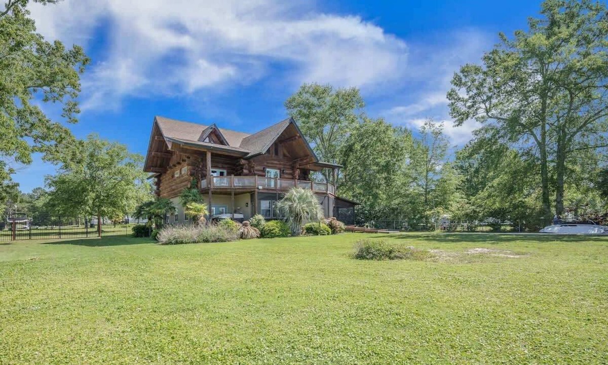 Manning House | Lakeside Log Cabin. Hot tub, Dock, Boat Lift!