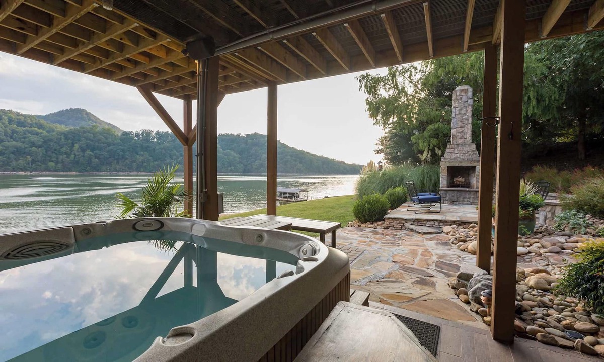 Mooresburg House | Lakeside Mountain Retreat in Mooresburg