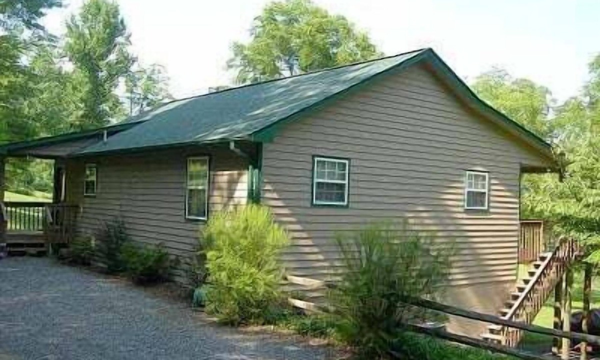 Hayesville Cabin | Lakeside Serenity-Lakefront-Pool Table-4X4 Needed