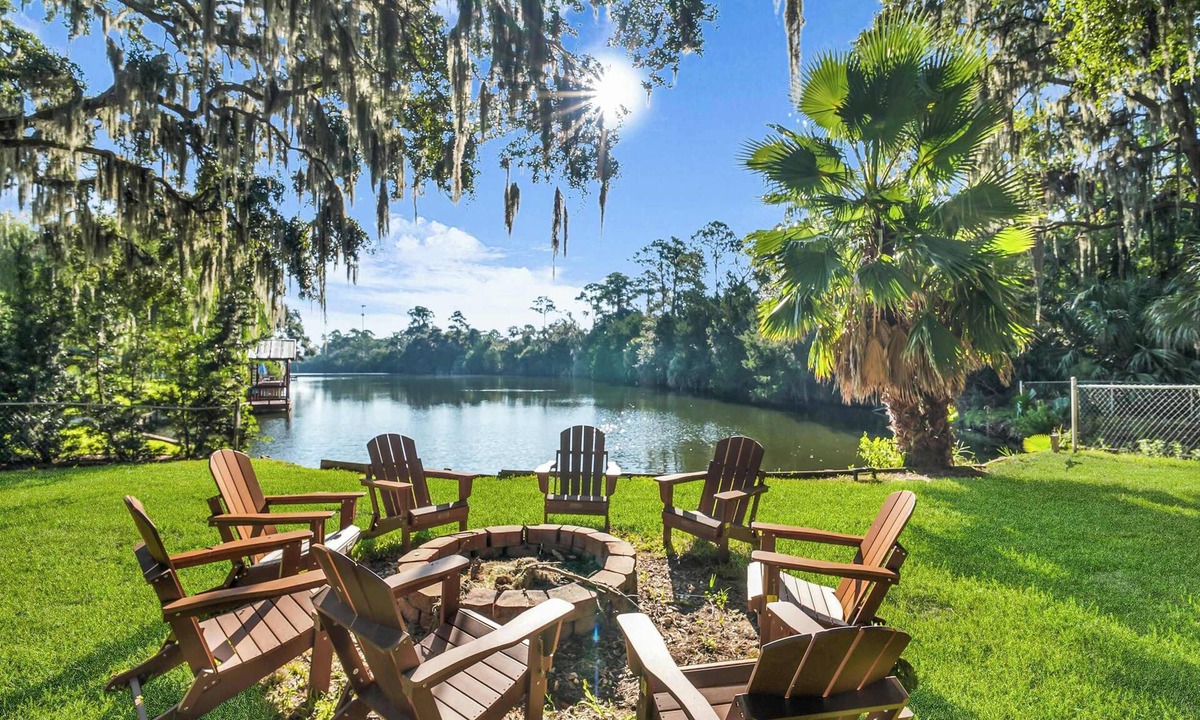 Talahi Island House | Lakeside Talahi Retreat: 5BR+Apt | Pool & Hot Tub