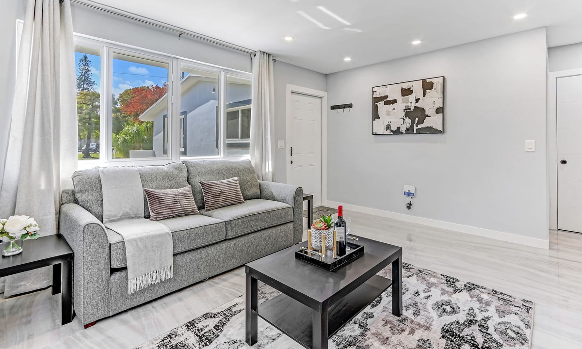 Hallandale Beach Apartment | Lakeside View: Trendy design & Near Beach