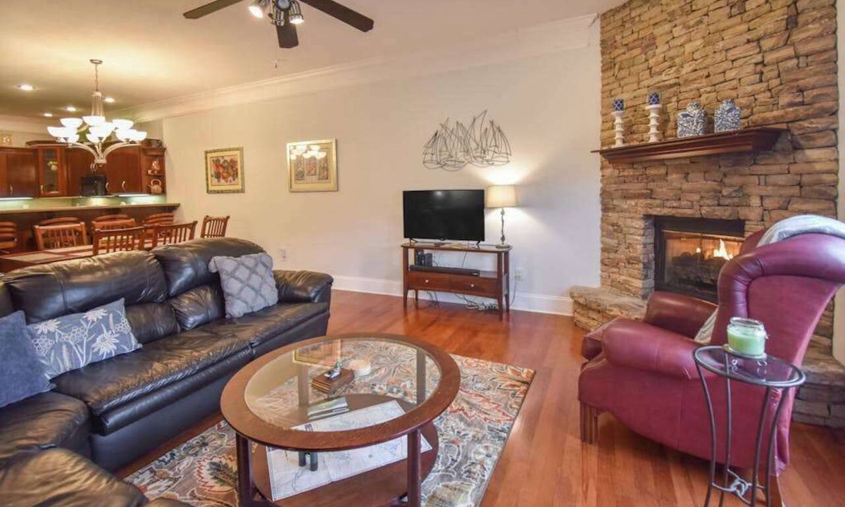 Young Harris Condo | Lakeview Dreams Stay