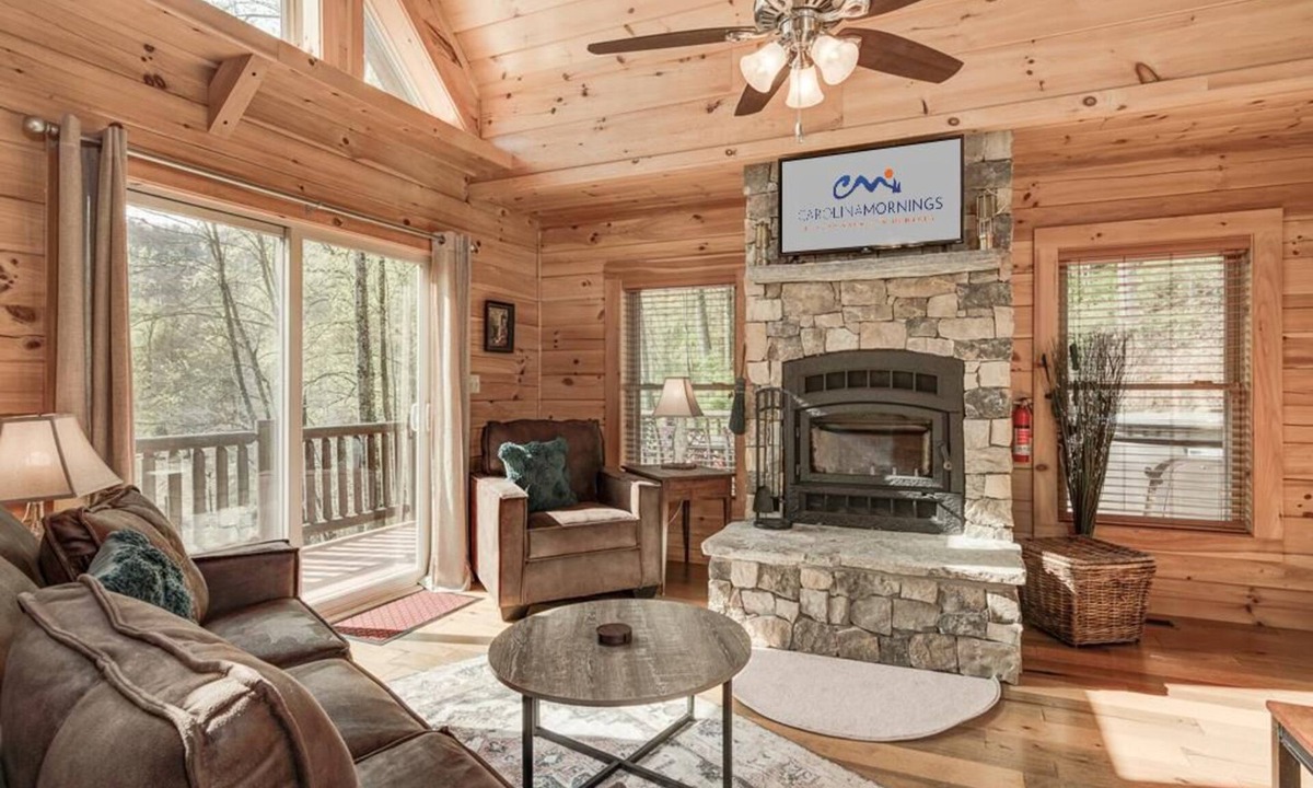 Black Mountain Cabin | Lakey Gap Lodge | Pet-Friendly Cabin🐾 w/Hot Tub + Views + Biltmore Pass