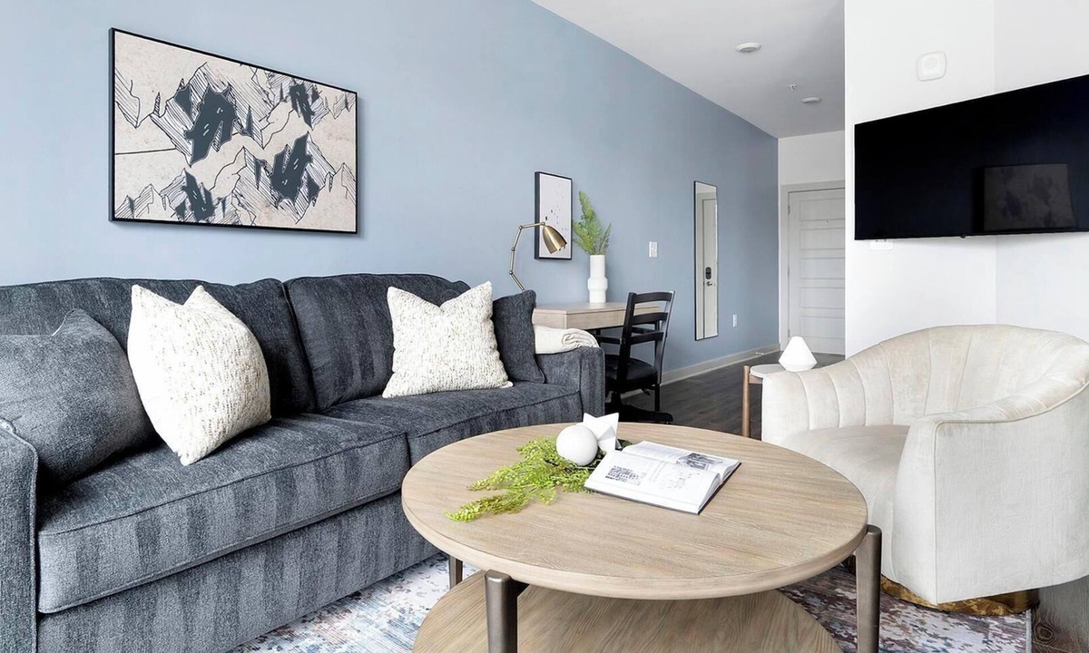 Charlotte Apartment | Landing | Incredible Studio, Pool, Gym