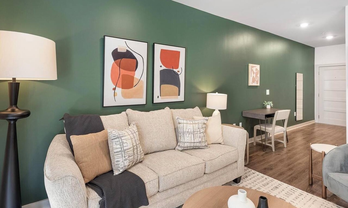 Charlotte Apartment | Landing | Stunning Studio, Pool, Gym