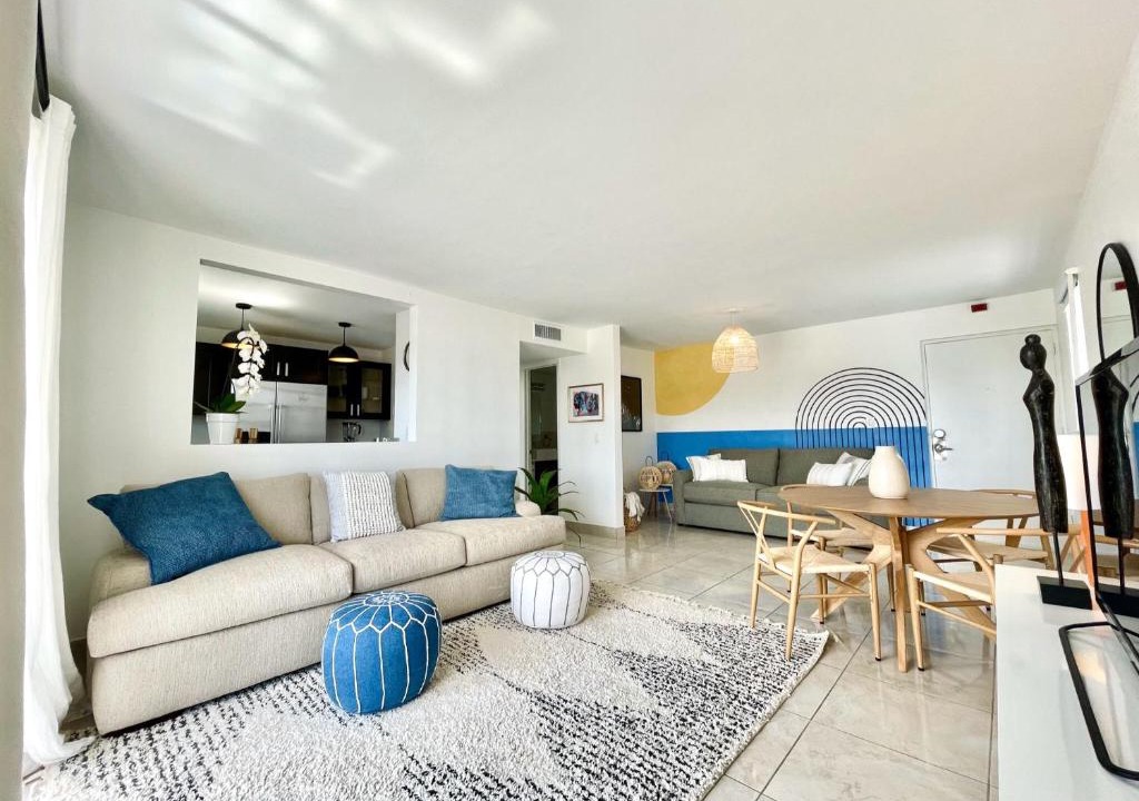South Beach Apartment | Large 1 bedroom apartment with free private parking