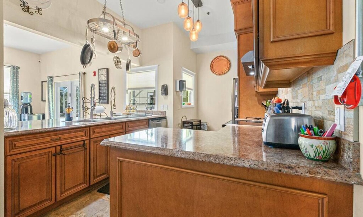 Painters Hill House | Large and Beautiful 9 Bed 8.5 Bath Home