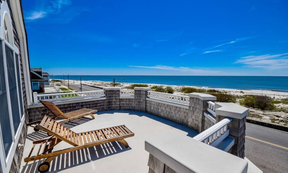 Admiral Estates Apartment | LARGE BEACH FRONT HOME WITH POOL