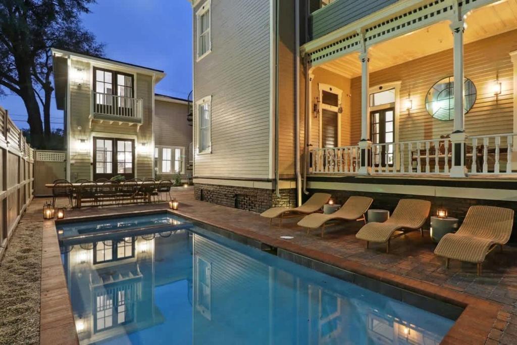 Historic Downtown Savannah House | Large Contemporary Savannah Retreat Near Forsyth Park