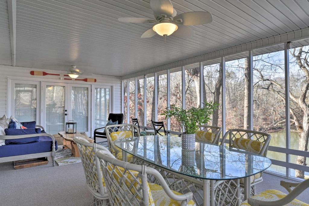 Lavonia House | Large Lavonia Home w/Party Dock on Lake Hartwell!