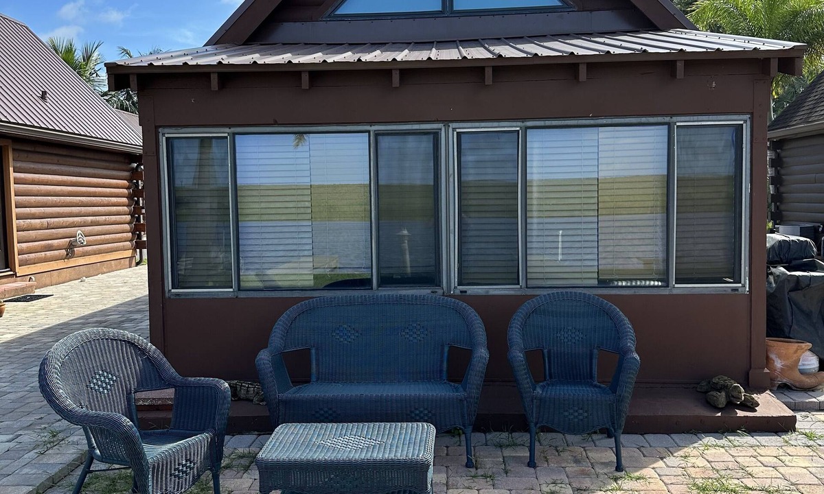 Okeechobee Cabin | Large waterfront cabin with dock and access to Lake Okeechobee