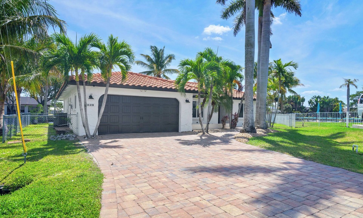 Fort Myers House | Last Minute Deal:Waterfront, Hot Tub, Kayaks, Fishing Gears & Pets-Friendly Stay