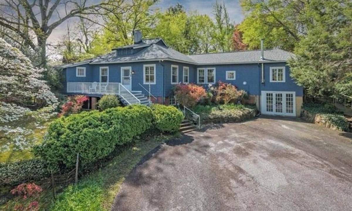 Lynn Bed & Breakfast | Lavender Hill c1915-Saltwater Pool, walkable to town & Private patio entrance.