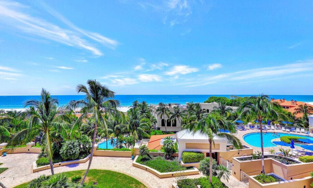 Marco Island Condo | Lavish beachfront condo w/rooftop pool/spa/gym