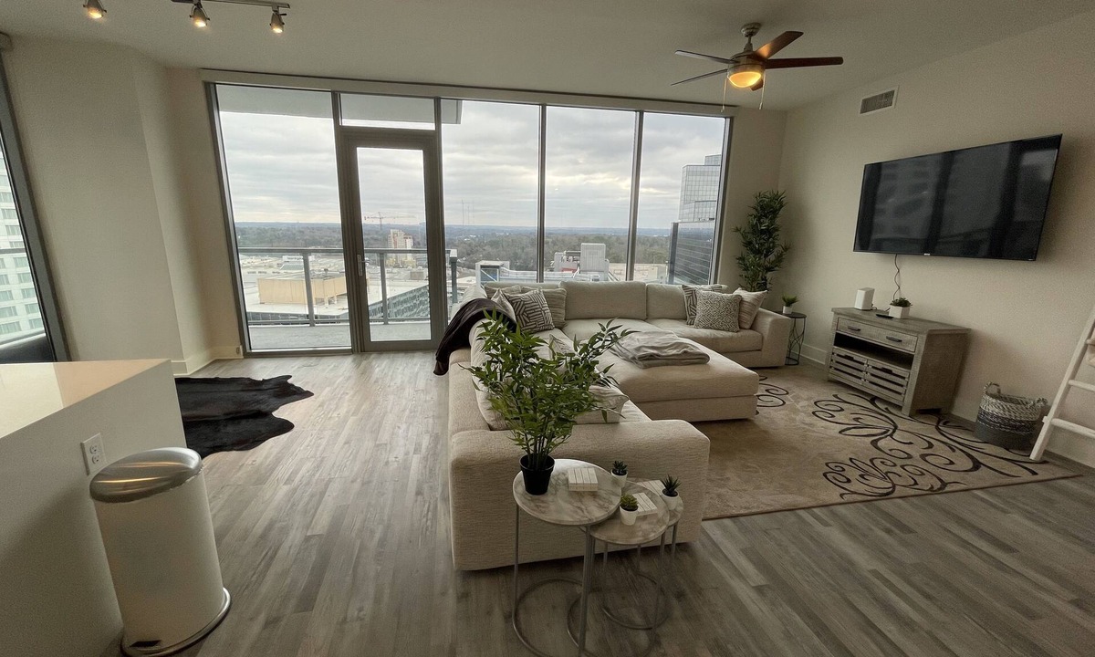 North Buckhead Apartment | Lavish high-rise penthouse