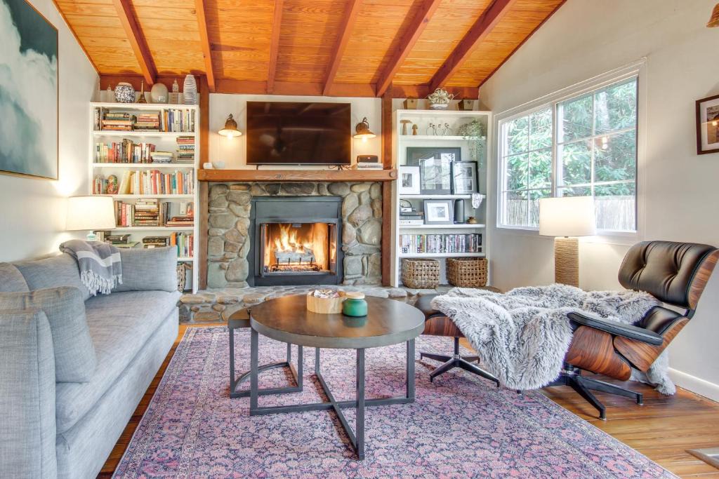 Black Mountain House | 'Le-Petit Chalet' w/Fire Pit ~ 15 Mi to Asheville