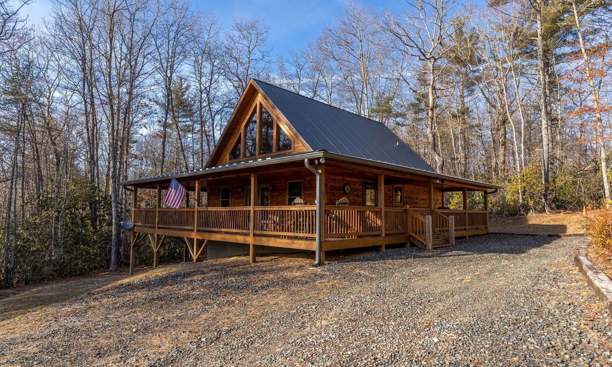 Linville Falls Cabin | Leafy Way Lodge - private log home, hot tub, fire pit, 30min to skiing