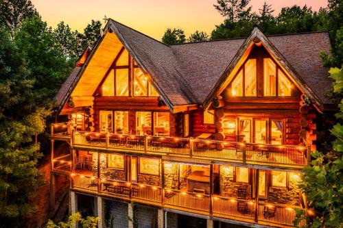 Pittman Center Ski Chalet | LeConte View - Lodge -Theater- July Deals-Views-GameRm-FirePit-HotTub