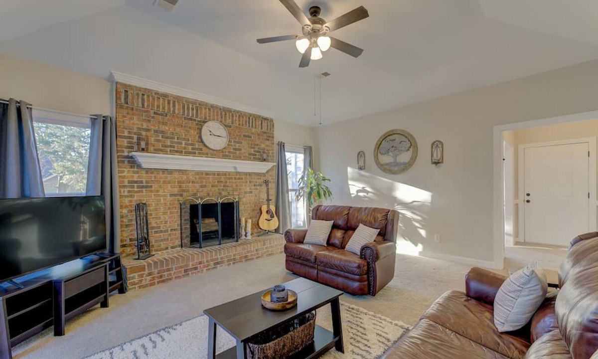 Lexington House | Lexington Layover House 3 BD 2 BA Private Home