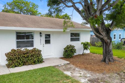 Lantana Apartment | Lg 2B Villa Sleeps 5 -Near beach