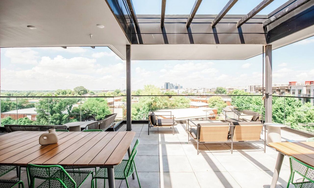 Charlotte Apartment | Light filled new 2 BR in the heart of Charlotte's dynamic South End. Steps to the Rail Trail + Light Rail = easy access to Uptown events. Rooftop Lounge w/skyline views, and luxe shared co-working spaces. Perfect for work, play or extended stay.