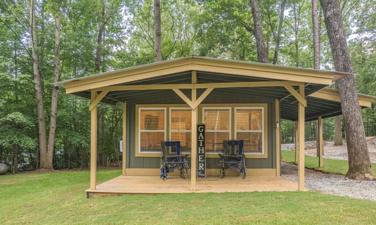 Gumlog House | "Lilliputian Hideaway: A Lakeside Dream"