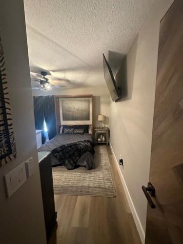 Trailer Estates House | Lions Den. private room in shared home