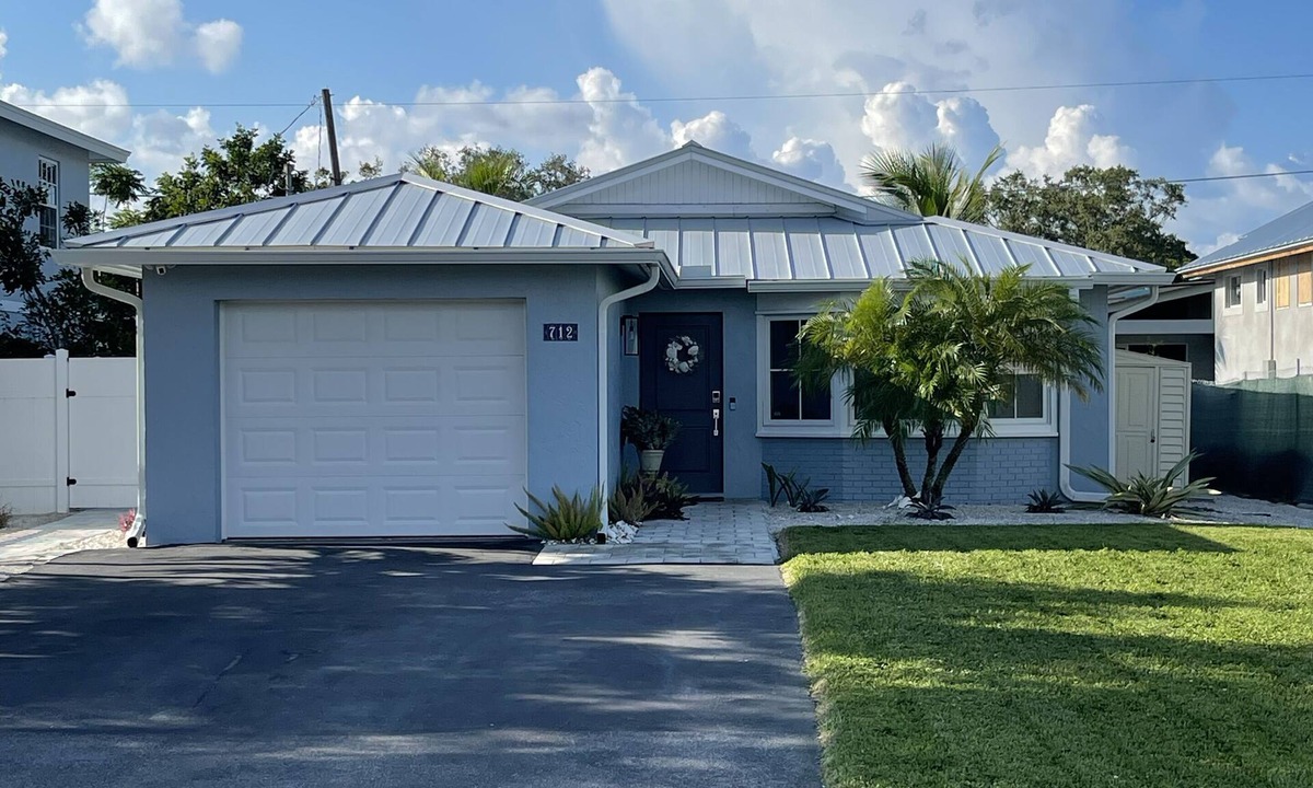 Naples Park House | Little Naples Cozy beach getaway