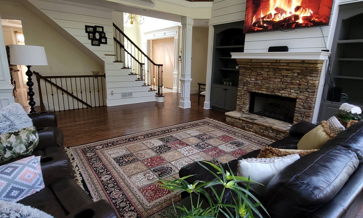 Duluth House | Live in a mansion near the city, offering a resort-style setup.