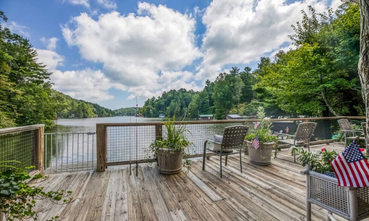 Saluda House | Live the lake life in a Cabin with a Boat House on Lake Summit