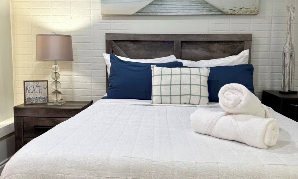 South Bradenton Apartment | LivoOne - Coastal Comfort