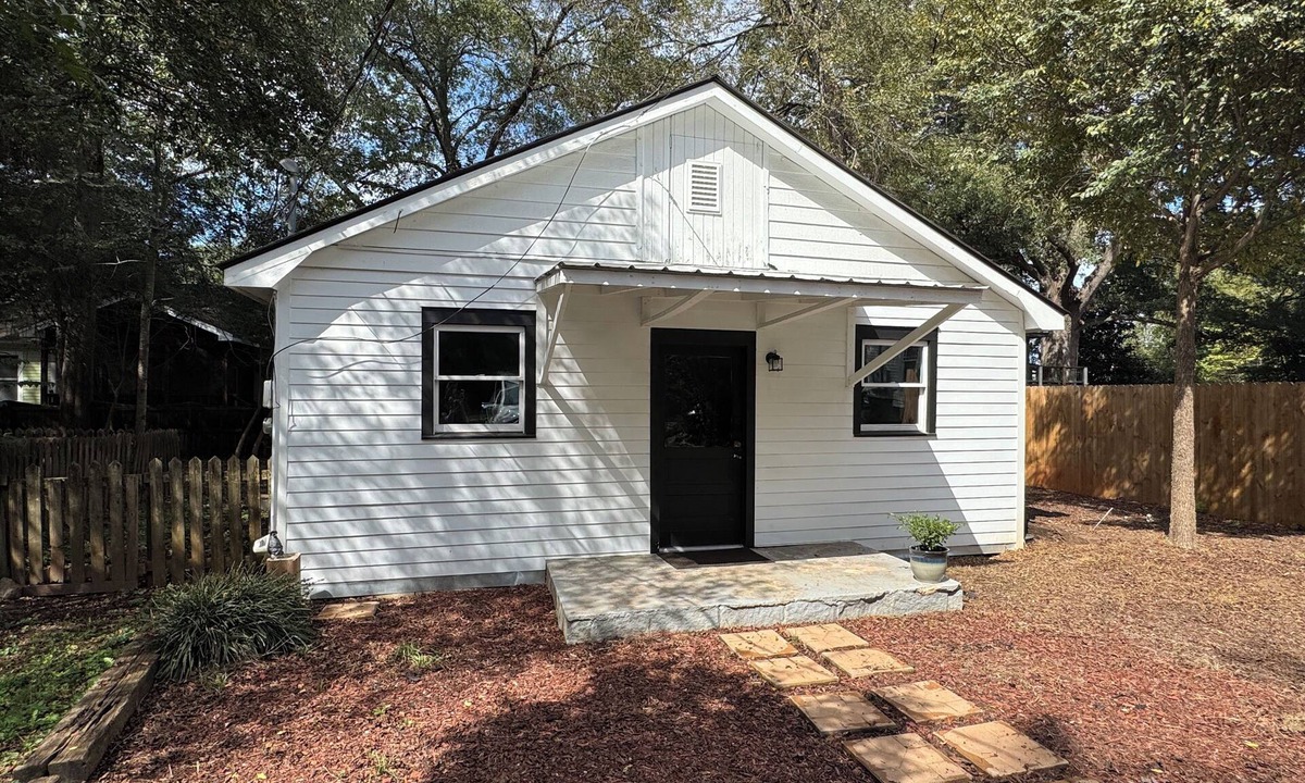Athens Cottage | Located near UGA, Normaltown, & Downtown Athens. Charming 2-bed cottage w/AC.