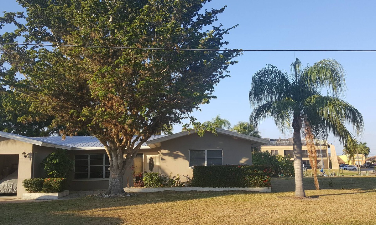 Caloosahatchee House | Location! Location! Gulf Access Villa in SE Area