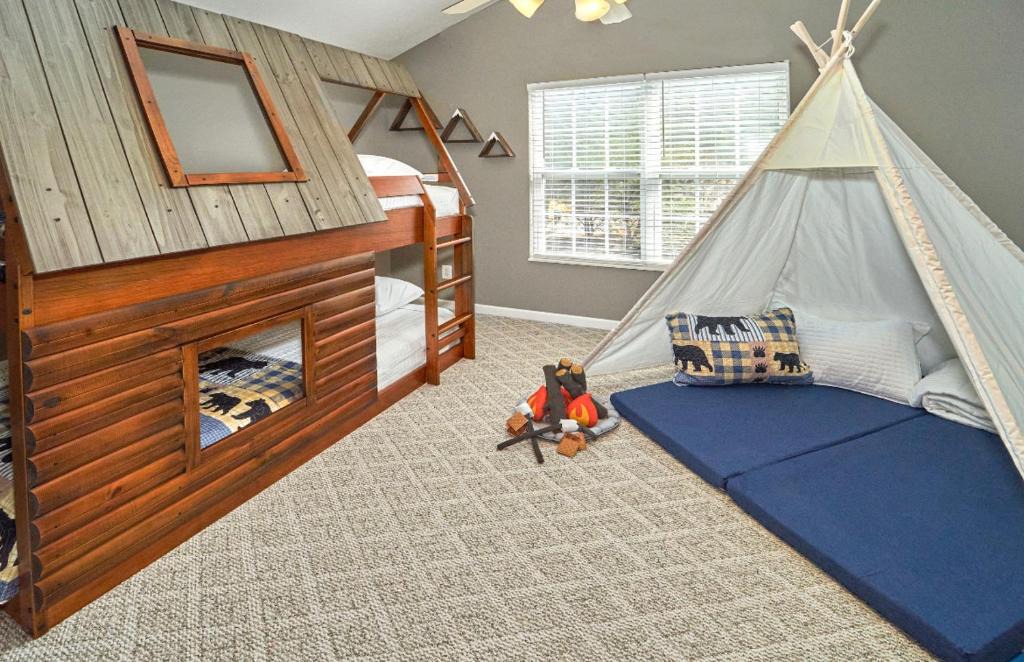 Sevierville House | Log Bunk Bed, Playhouse, & TeePee-Willow Trace Retreat 5mi to Dollywood