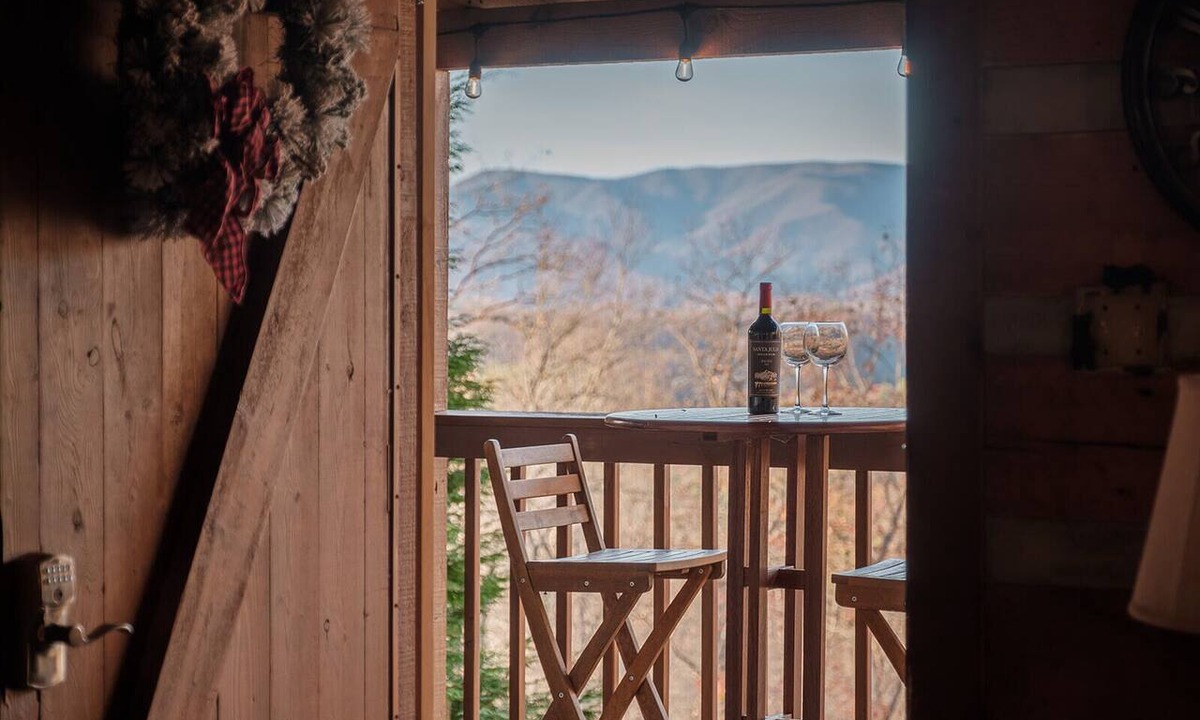 Bryson City Cabin | Log Cabin, Hot Tub and HUGE Mountain Views!