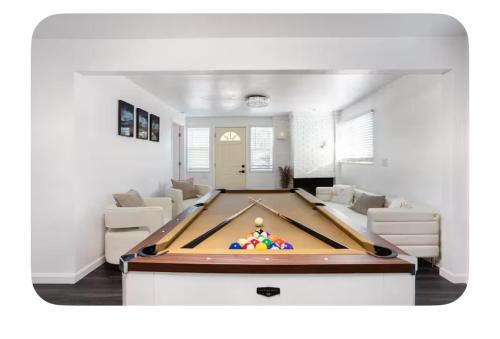 Jungle Terrace House | Long Term Rental In St Pete 10 mins from Treasure Island Pool Table, Games, Fire Pit FREE NETFLIX