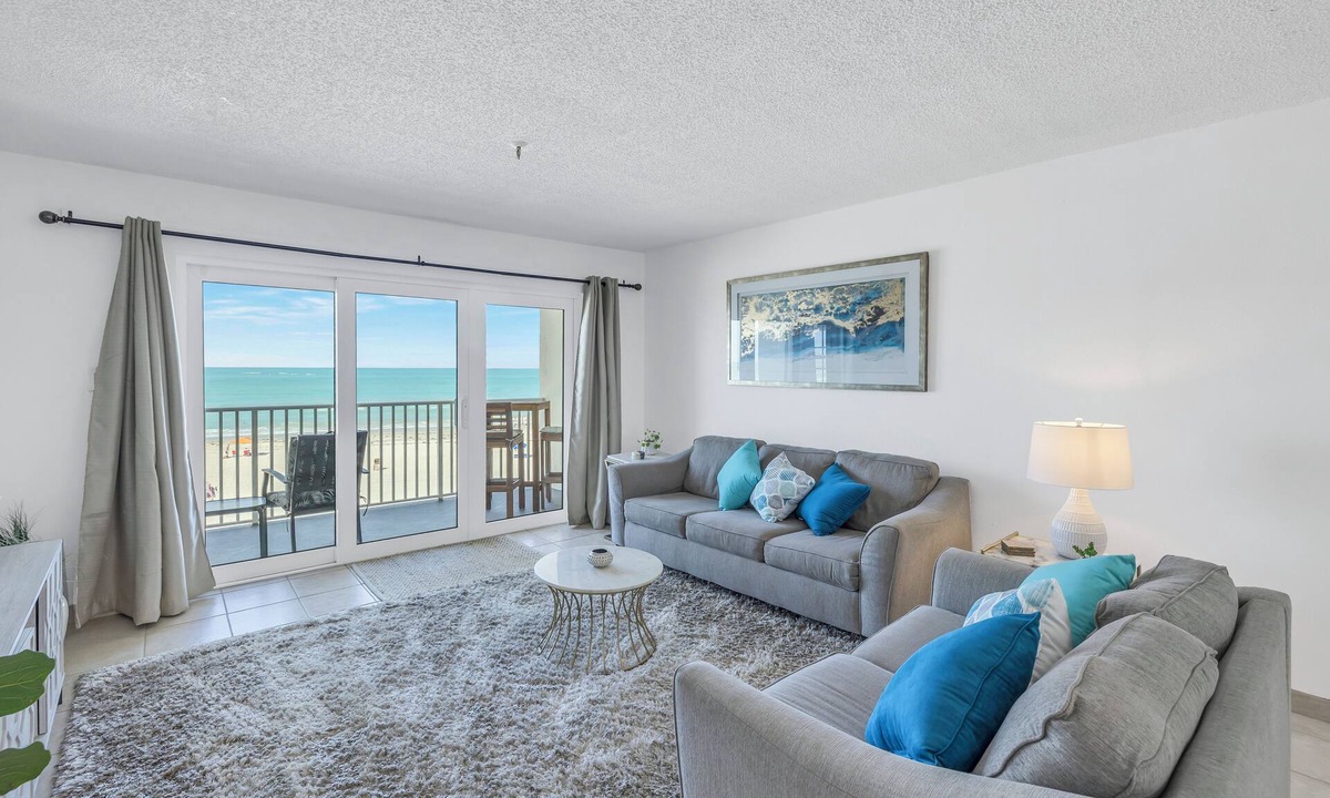 Madeira Beach Condo | Look no further! Beachfront Condo in Paradise, Short walk to John's Pass.