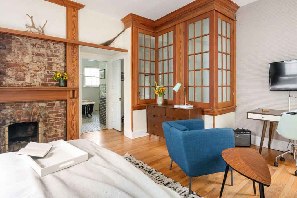 Cabbagetown Apartment | Looking Glass