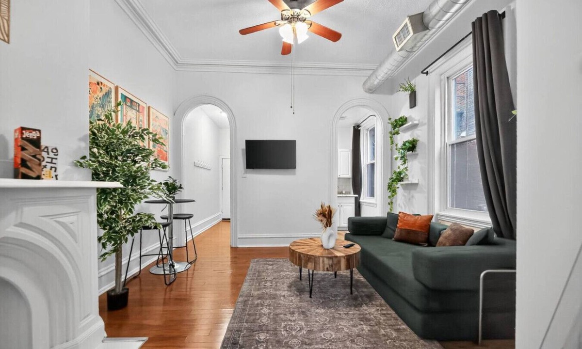 Center City West Apartment | Lovely 1/1 Center City | King Bed | Sleeper Sofa