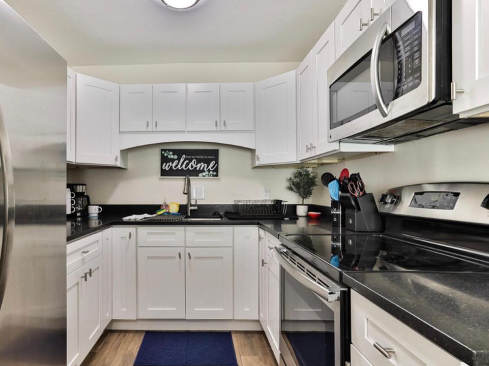 Seabreeze Historic District Apartment | Lovely 2 Bedroom 1 Bathroom Condo Minutes from the Beach