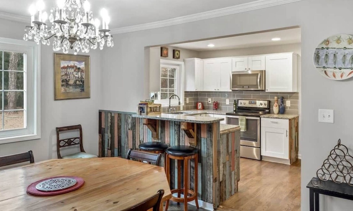 East Atlanta House | Lovely Llama-Stay Farm Cottage